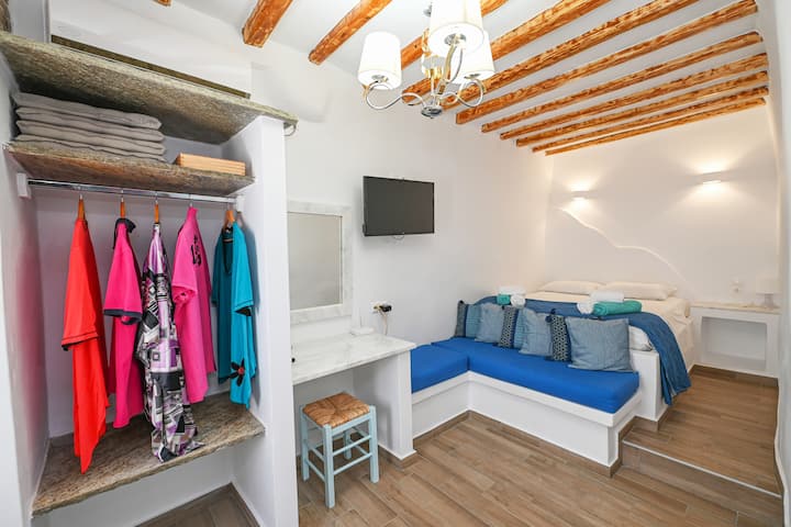 Kitani cha majira ya joto! Nafasi ya kutosha na dawati la marumaru kwa ajili ya kujitayarisha au kwa wasafiri wa kibiashara. Kiyoyozi hukufanya uwe na joto wakati wa baridi na uwe na baridi wakati wa kiangazi. 
