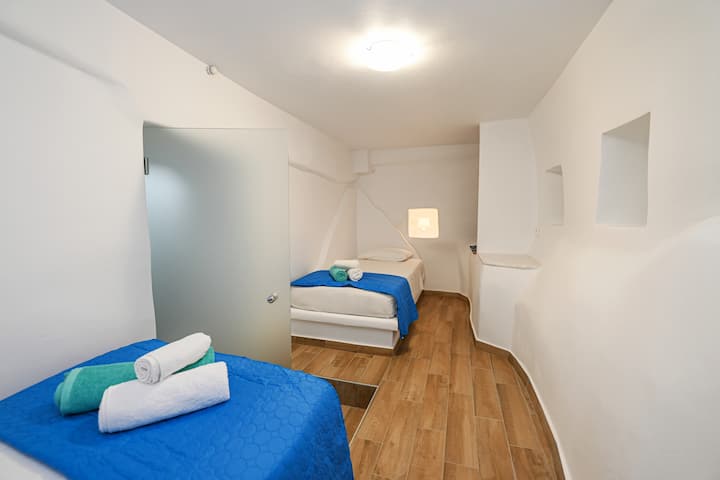 Chumba cha kulala cha 2 - vitanda viwili vya mtu mmoja vimewekwa kwa nafasi ya kutosha na kuna nafasi ya kutosha kwa watu wazima wawili kujinyoosha na kupumzika. 
