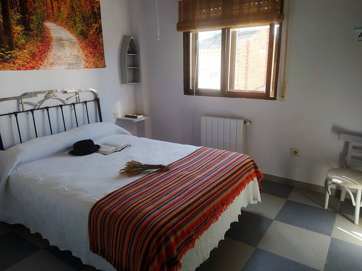 غرفة بسرير 1.35. مواجهة للجنوب.