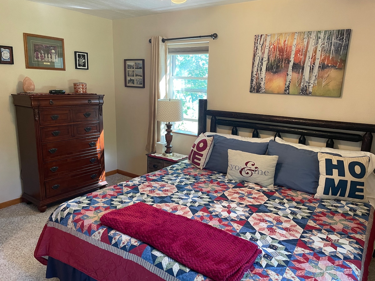 Cama tamaño king en el nivel principal