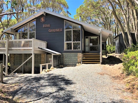 John Gardiner Ski Club - a family based ski lodge.