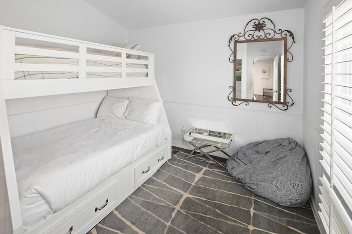 Chumba cha 2 cha kulala: Kitanda cha ghorofa mbili juu ya kitanda kamili