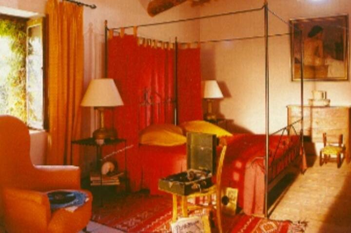 La Chambre Rouge (ห้องนอน 1 พร้อมห้องน้ำในตัว)