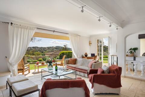 Luxury Retreat: Villa with Pool, Sauna, BBQ & Gym