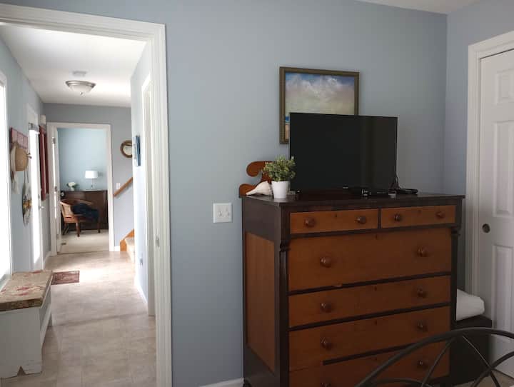 Მთავარ საძინებელში არის პატარა ტელევიზორი. Ხედი საწოლიდან გადის კარიდან. Თქვენ ხედავთ კიბეს მე-2 სართულამდე და 3-დან მე-2 საძინებლამდე (მე-3 საძინებელი არის ზემოთ, ასევე, ღია სივრცე 2 ორადგილიანი საწოლით). 
Აბაზანა-ტუალეტი 6 მეტრით დაბლაა (მარჯვნივ). 