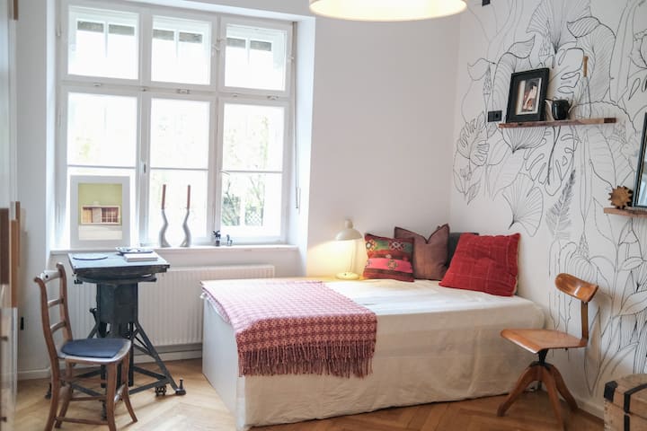 Habitación con mural dibujado a mano y cama nido