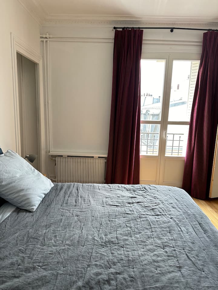 Брачен кревет  (180x200) е многу удобен, со сопствена бања и балкон со неверојатен поглед на Сена и музејот Орсе