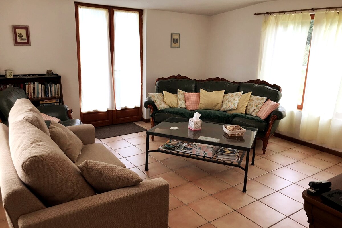 Chumba cha kukaa kilicho  na seti ya kitanda ikiwa inahitajika