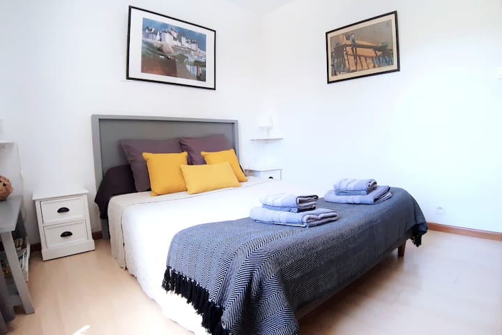 لويز: "اقتربت قليلاً من الأرض... كنا نمشي كل ليلة إلى البحر ونمنا مثل الأطفال!"