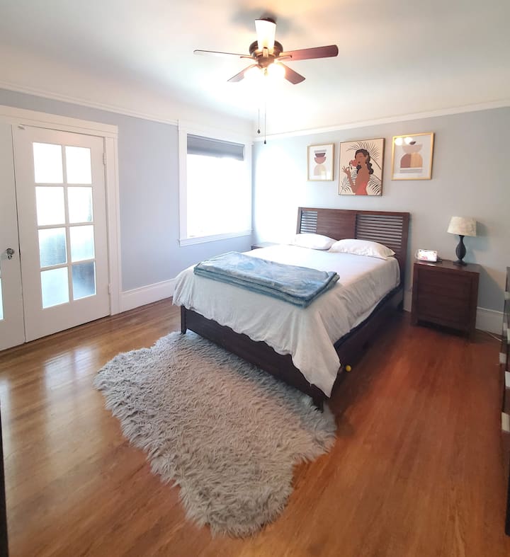 Bračni krevet (160x200) + zavjese za zamračivanje = odličan san. 55-inčni Samsung za ugodno opuštanje i gledanje filmova.