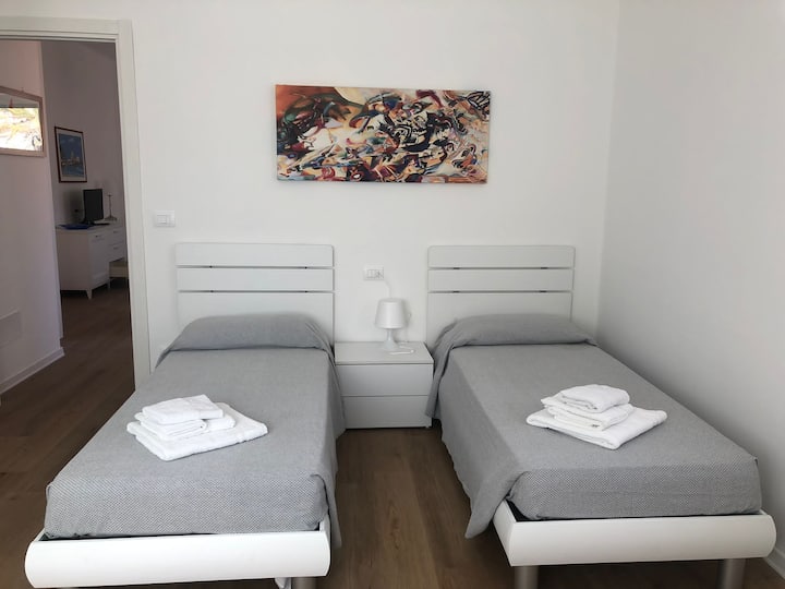 2e chambre. Deux lits simples.