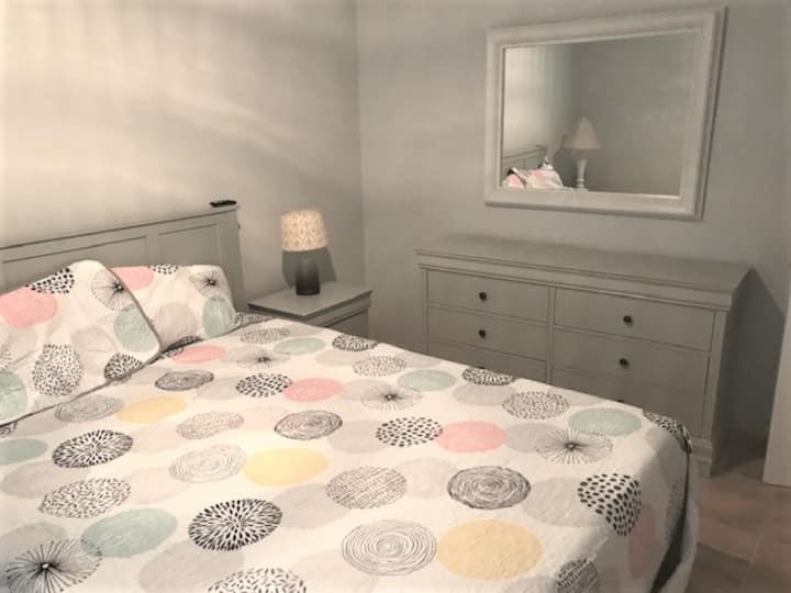 Dhomë gjumi në apartamentin e vizitorëve