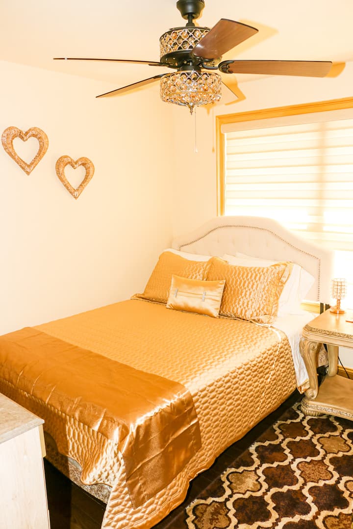 CÓMODO Y RELAJANTE DORMITORIO DE INVITADOS CON CAMA TAMAÑO QUEEN COMPLETO CON VESTIDOR Y NIGHTTABLE.