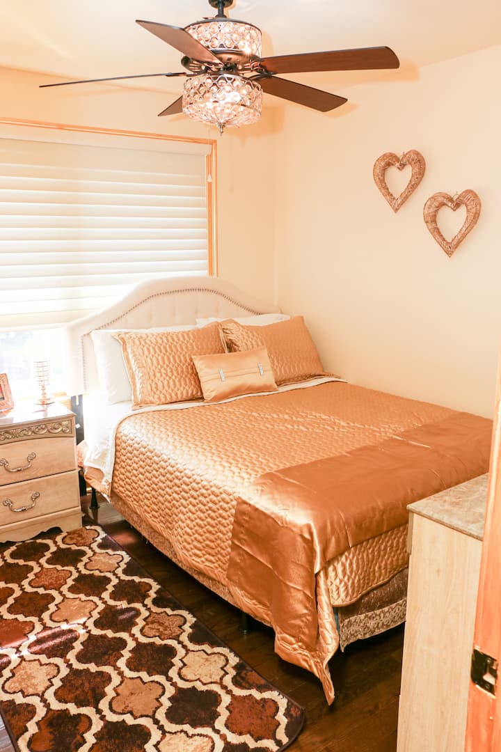 SEGUNDO DORMITORIO DE INVITADOS COMPLETO CON VESTIDOR Y MESA DE NOCHE.