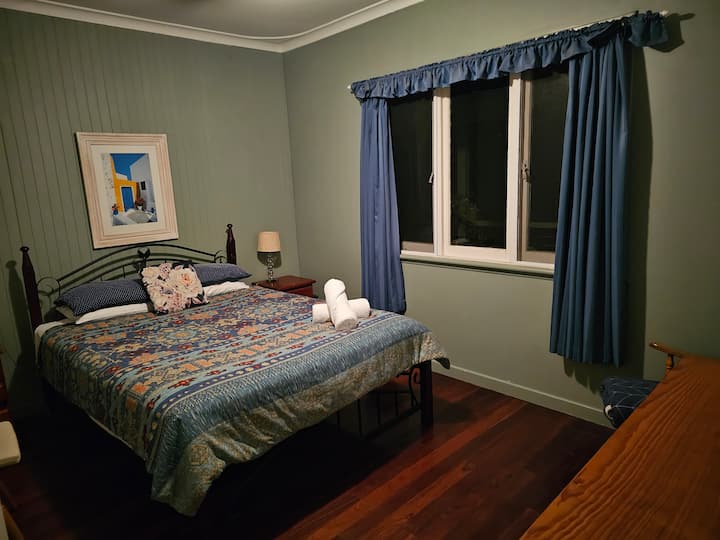 Bedroom 2 - Queen Bed