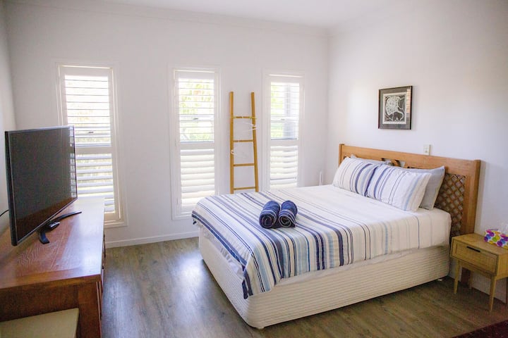 Gostinjska soba s bračnim krevetom (160x200), udobnim kaučem za dvije osobe, pametnim TV-om i vlastitom kupaonicom 