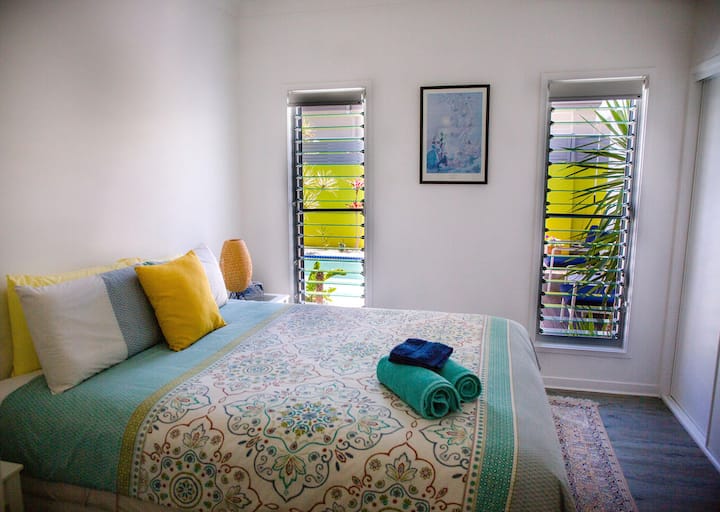 Ljetna soba, bračni krevet (160x200) i pogled na bazen 