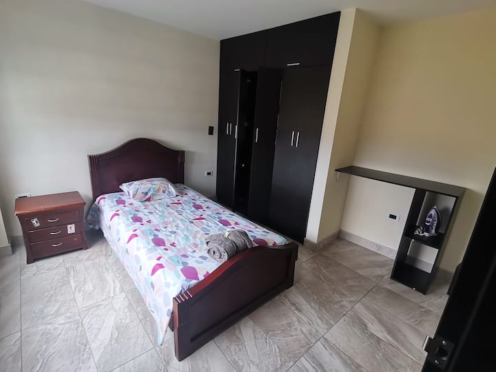 房间配有一张单人床、一张边桌、封闭器和遮光窗帘