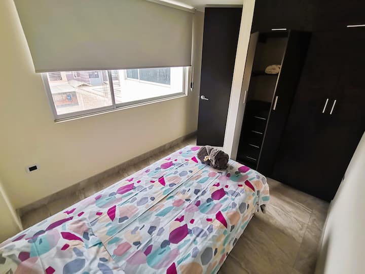 房间配有一张单人床、一张边桌、封闭器和遮光窗帘