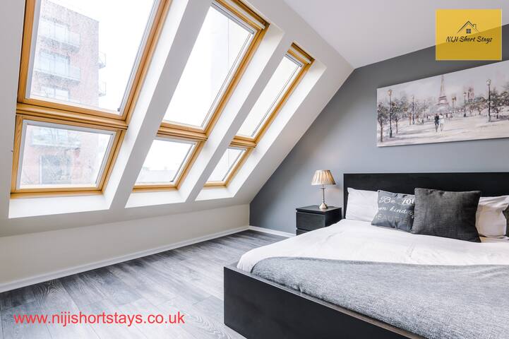 Bright&Modern TownHouse 5 Beds Free Parking gallery image 3