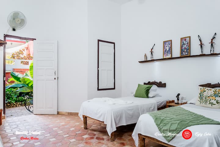 我们的房源有另一栋大楼，有2间卧室，楼下有2张单人床和1张双人床、空调、独立卫生间、迷你吧和吹风机