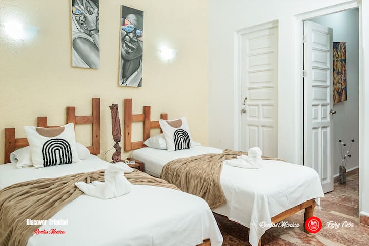 一楼大厅的5号卧室，配有2张单人床、独立卫生间、空调、迷你吧、吹风机