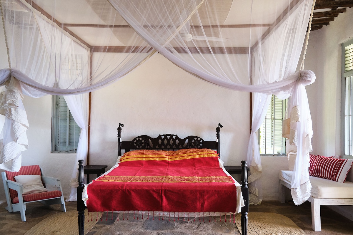 Spálňa s manželskou posteľou. Všetky izby majú siete, ako je tá na fotke.