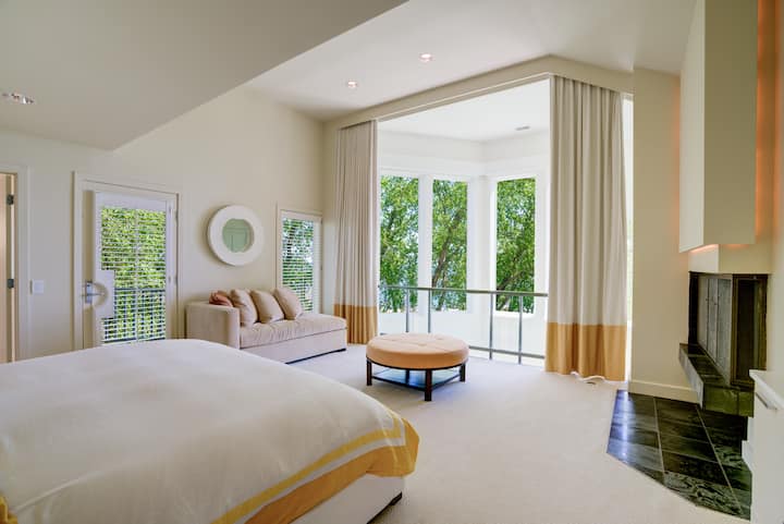 Një pamje tjetër e dhomës së gjumit.   Trajtimet elektronike të dritareve të ndërprerjes së energjisë elektrike me prekjen e një butoni.  Tarracë për shëtitje. Dyshek i ri Serta i nivelit të lartë me jastëkë dhe jastëkë të bërë me porosi.  Poshtë jorganit.