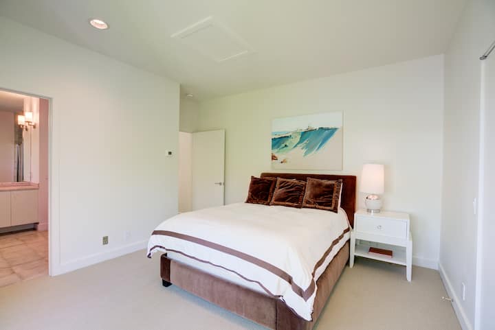 Dhoma e gjumit në katin e dytë. Krevat dopio "queen" me pamje nga pellgu me nuanca elektronike të errëta. Dyshek i rehatshëm, shtroja të pajisjeve të restaurimit dhe mbulesë me jorganë poshtë.   Ka një banjë dhe dollap privat me dollap të integruar për veshje.