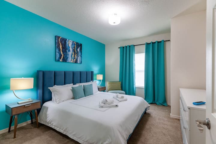 Second floor king bedroom. 