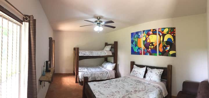 Hasta 10 Huéspedes En Habitaciones Tipo Hotel - El Salvador