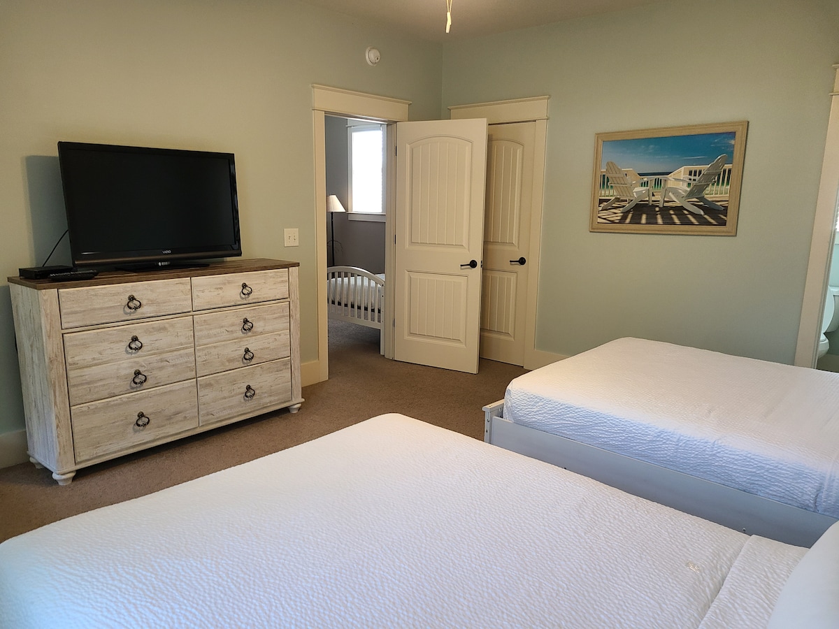 غرفة نوم في الطابق العلوي رقم1 مع إمكانية الوصول إلى السطح العلوي