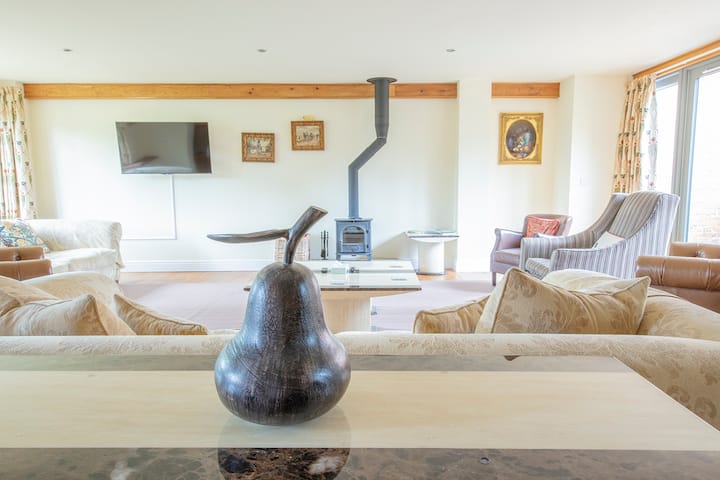 Spacious Norfolk Barn - Coast & Countryside Escape - Norfolk