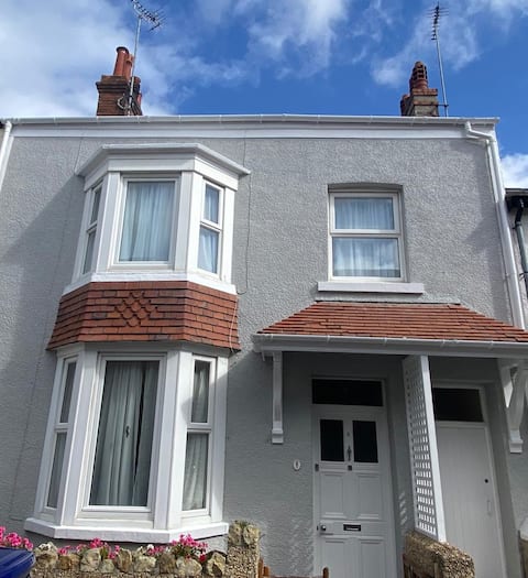 Top performing Airbnb: Ideally located traditional homely cottage in Mostyn, Penrhyn, Tudno, Craig Y Don, Gogarth