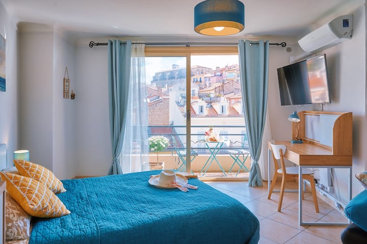 [Master bedroom] Queen bed, 32" Smart TV, workspace, sofa bed & sliding doors open up to the balcony. 