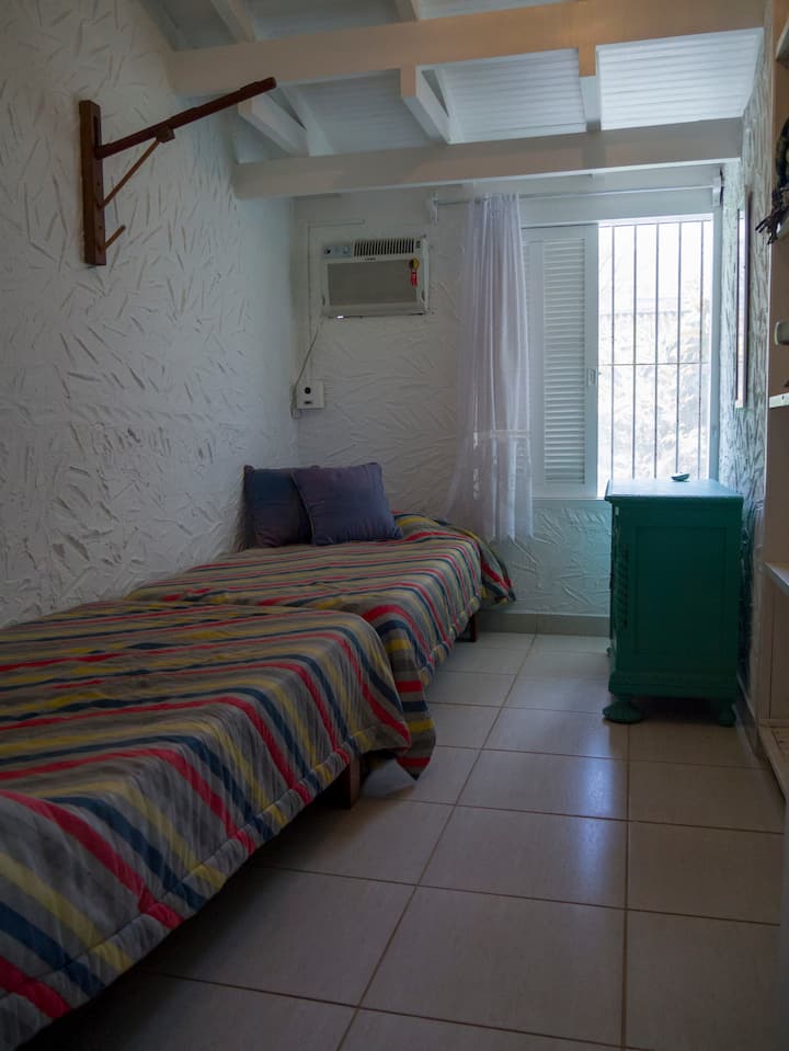 Habitación con 2 camas individuales.