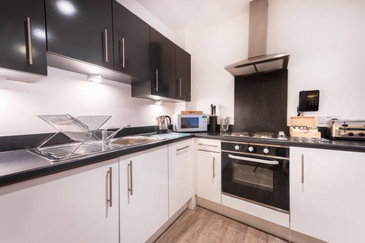 Spacious Two Bedroom – Two Bathroom byMansley gallery image 3