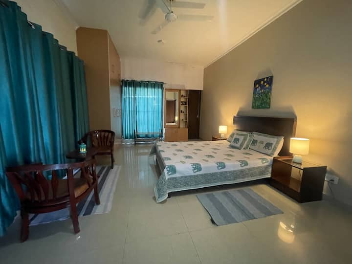 宽敞舒适的卧室山谷和山地全景，带套内浴室- Pine Crest West