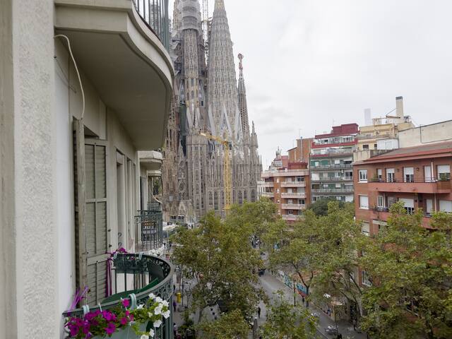 Superior views and Breakfast by Gaudi Enjoy BCN gallery image 5