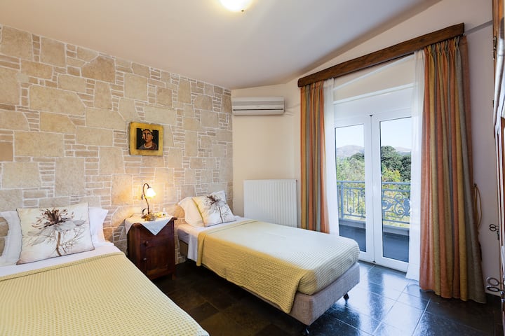 Აღმოსავლეთის საძინებელი ,ორი ერთადგილიანი.