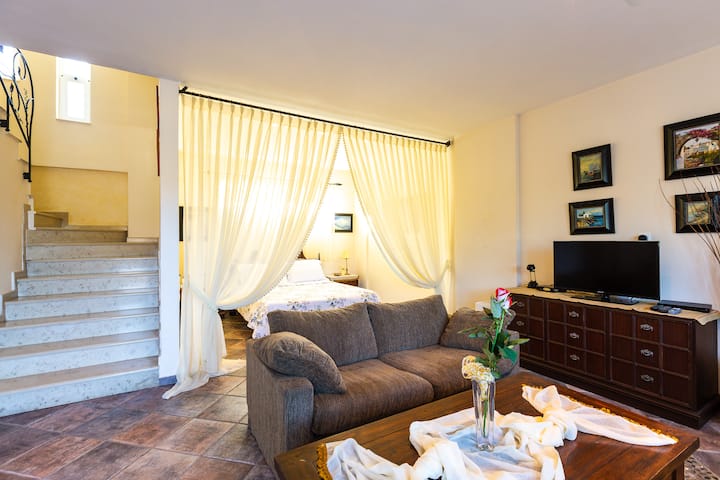 Საძინებელი პირველ სართულზე. 