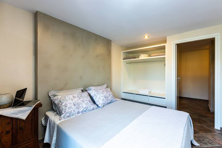 Საძინებელი პირველ სართულზე.