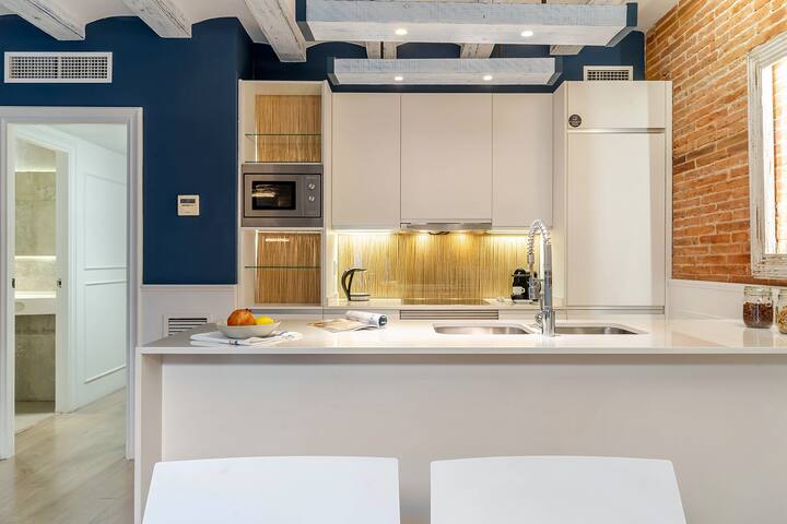 Apt Deluxe with breakfast by Colon EnjoyBCN Apts gallery image 5