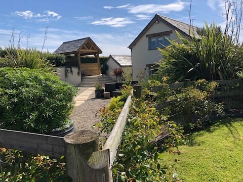 Cool Grown Ups Barn, 2 or 4, HT, Sauna, 1 Dog, EV