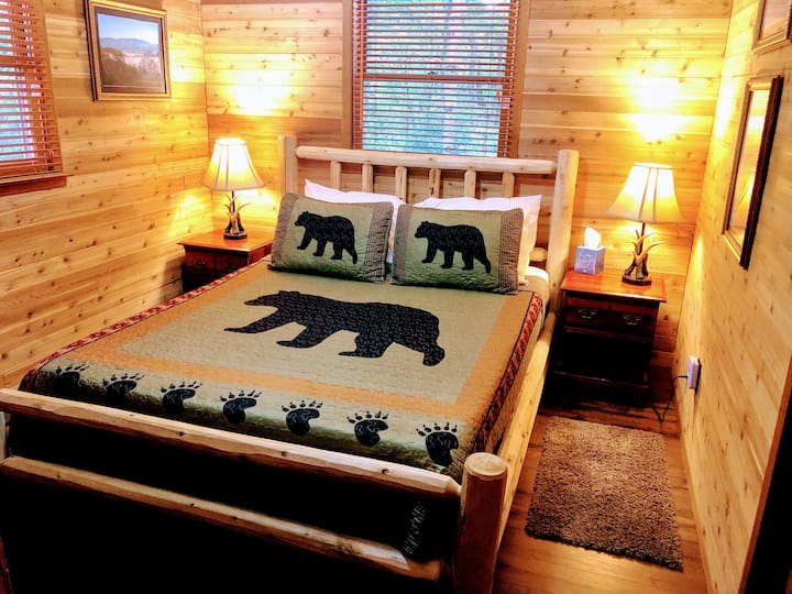 Dormitorio principal con cama tamaño queen