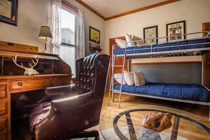 1号卧室在楼下，客厅对面。 双层床有两张单人床。 