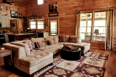 Popular Airbnb listing: Water’s Edge • Creekfront • Hot Tub • Near GSMNP in Bryson City / Great Smoky Mountains