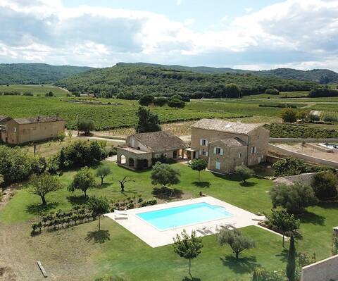 Large stone farmhouse between Uzes and Avignon