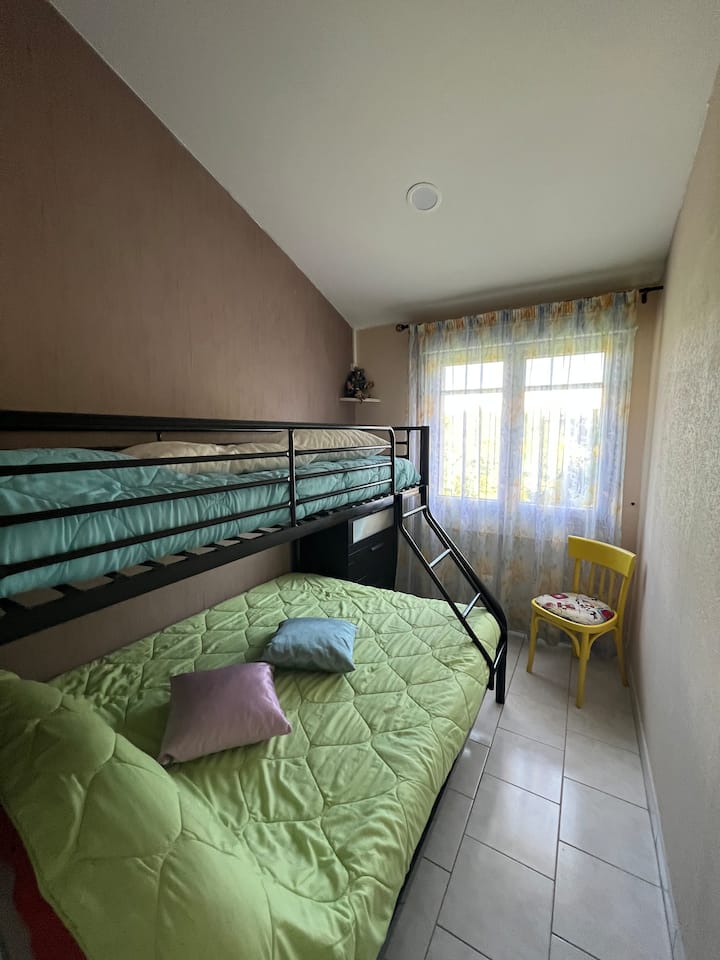 Malá spálňa s kapacitou až pre tri osoby