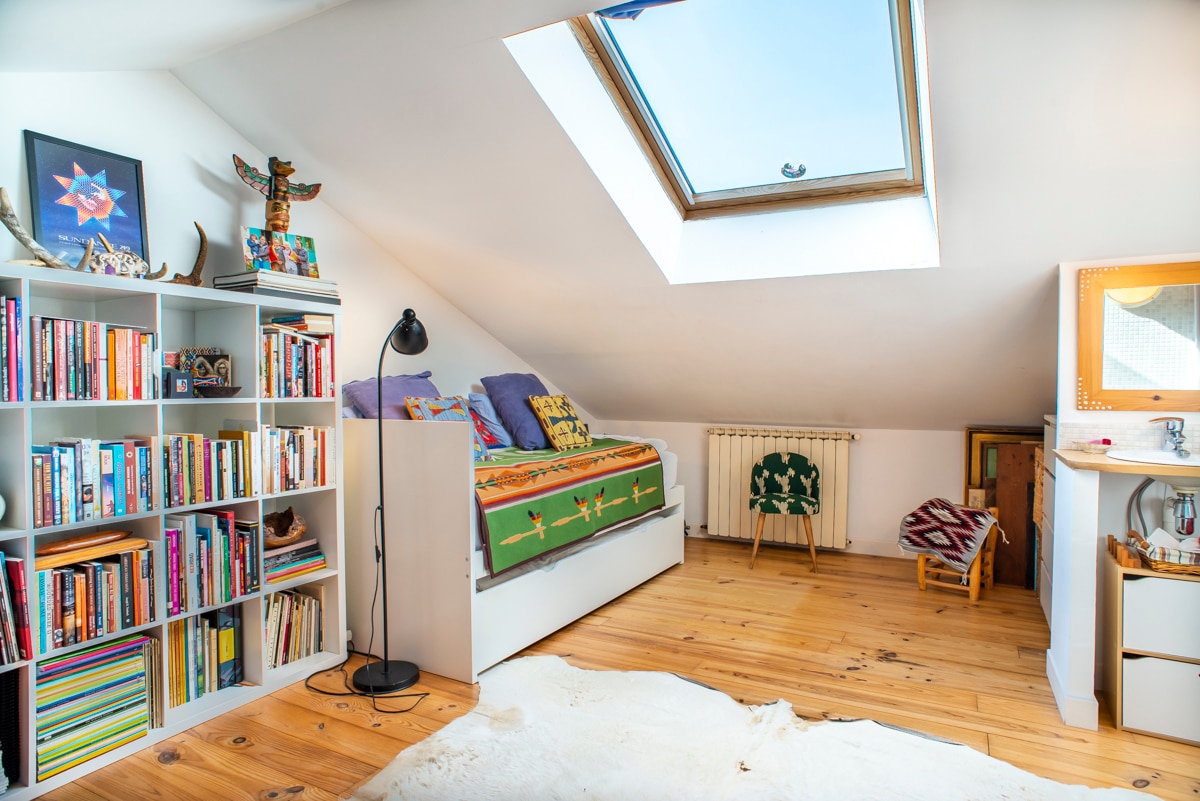 屋檐下的休息室/卧室。
阁楼的客厅/卧室。